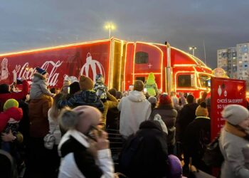 Coca Cola kamión 2023 rozžiaril bratislavskú Petržalku a putuje do ďalších miest na Slovensku