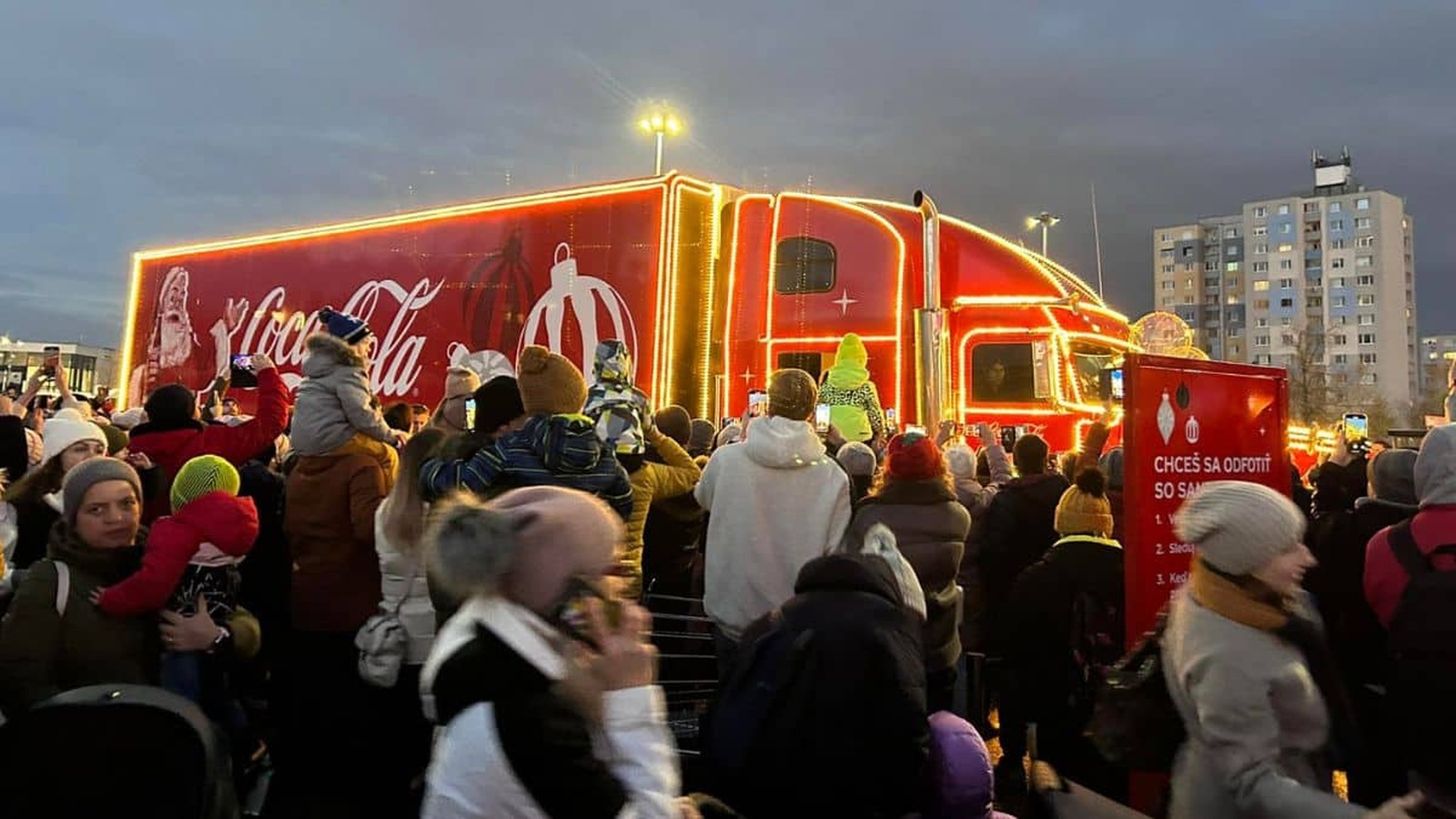 Coca Cola kamión 2023 rozžiaril bratislavskú Petržalku a putuje do ďalších miest na Slovensku