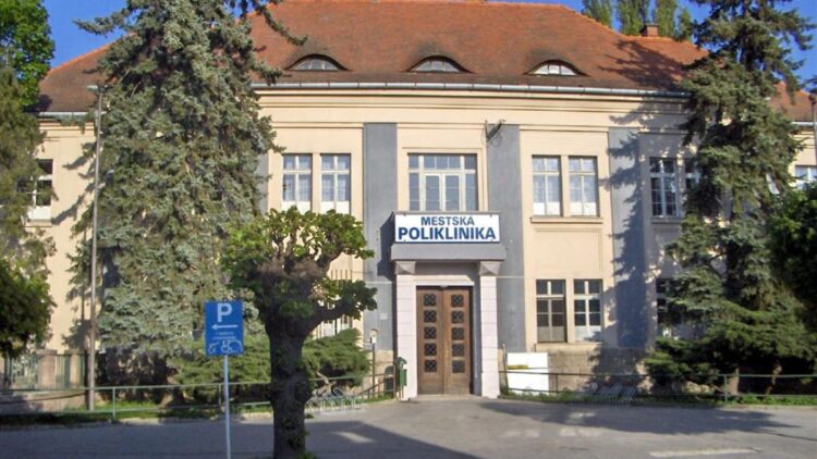 Nové parkovisko vo Vrábľoch, modernizácia pre lepšiu dostupnosť polikliniky