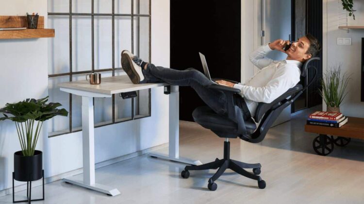 Usaďte sa v práci pohodlne. Nepodceňte ergonómiu!