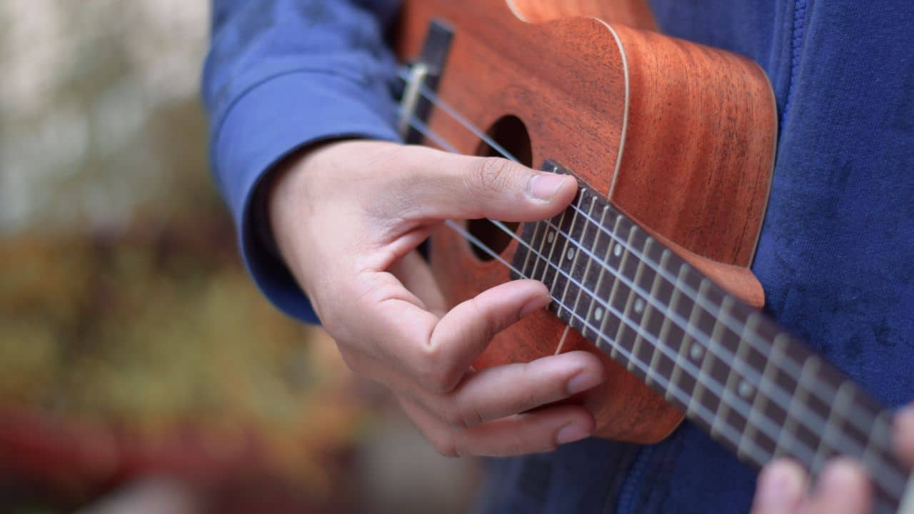 Ako sa naučiť hrať na ukulele, prvých 5 akordov pre začiatočníkov