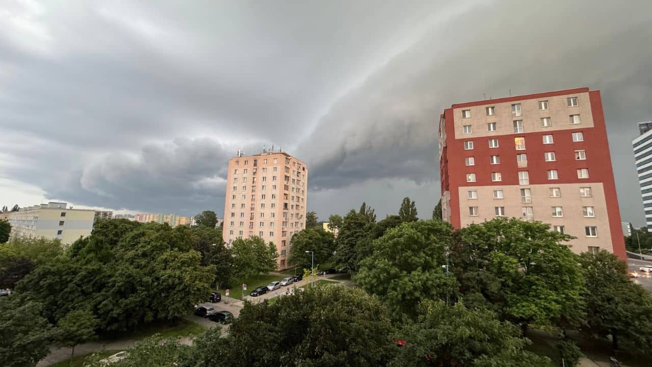 Na Bratislavu sa práve rúti obrovská búrka, SHMÚ vydal meteorologické výstrahy 2. stupňa