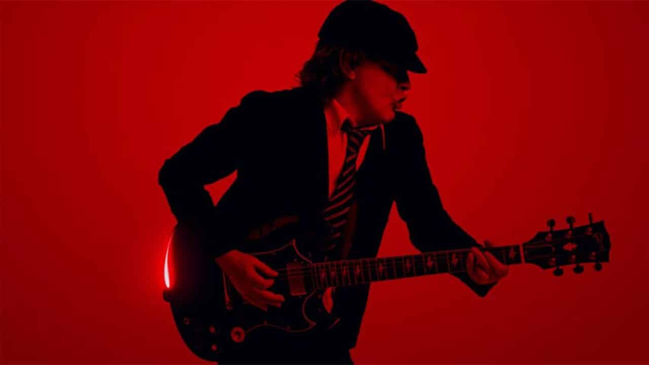 Angus Young, fenomenálny gitarista a jeho nezameniteľný štýl