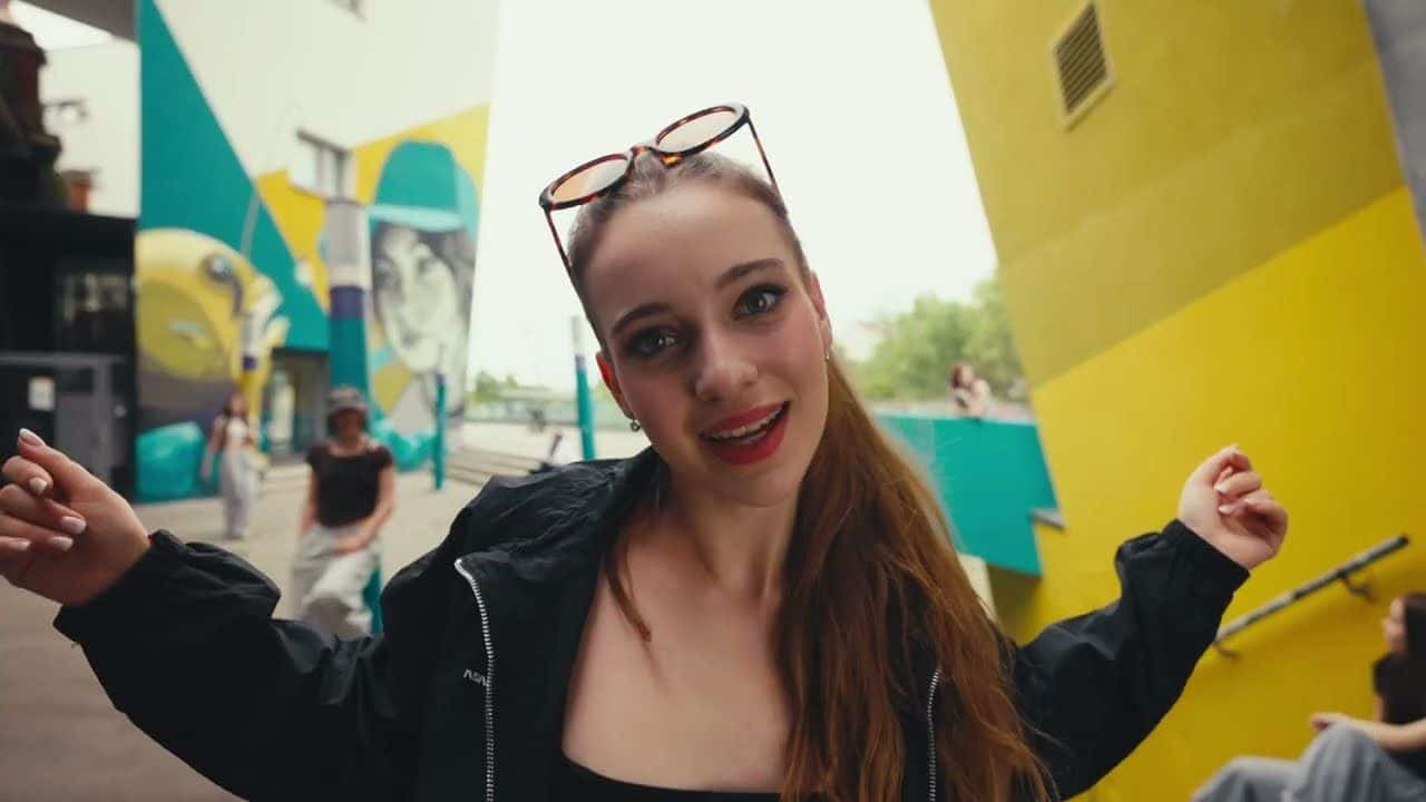 Sarah C napreduje v hudobnej kariére, pripravuje americké turné s novým hitom "Bye Bye"