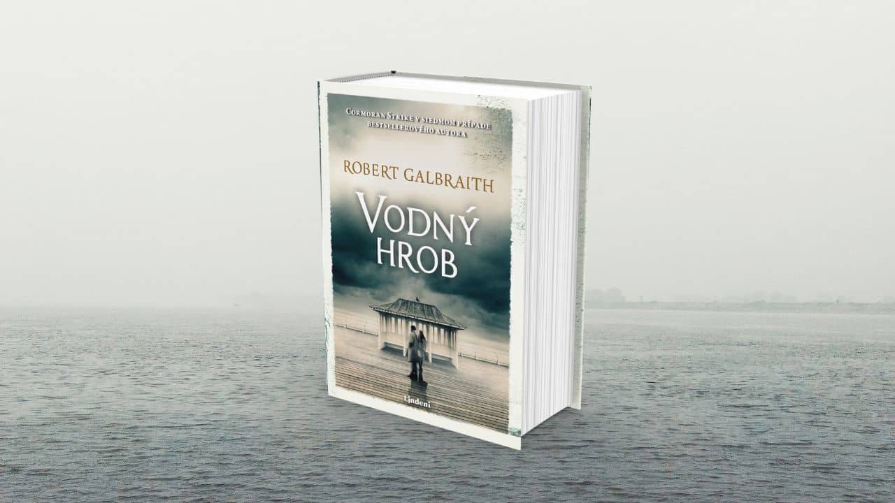 Obálka knihy „Vodný hrob“ od Roberta Galbraitha na pozadí hmlistého mora.