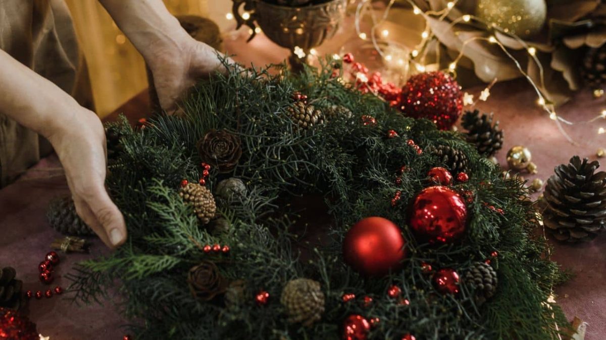 Ako si vyrobiť adventný veniec: Jednoduchý návod krok za krokom