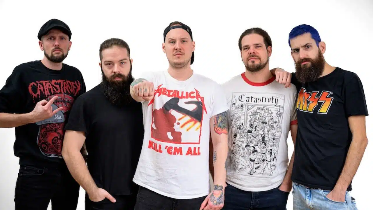 Členovia slovenskej thrash metalovej kapely Catastrofy pózujú pred objektívom pri príležitosti osláv 20. výročia kapely.