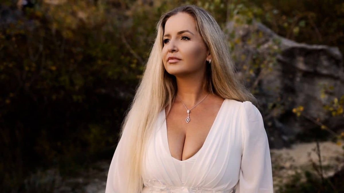LeRa prekvapuje baladou „Odpúšťam“ – hlboký príbeh o odpustení a oslobodení