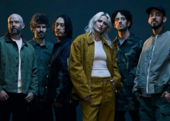 Členovia kapely Linkin Park vrátane novej speváčky Emily Armstrong zo skupiny Dead Sara, oblečení v modernom štýle, pripravení na svoje nadchádzajúce turné.