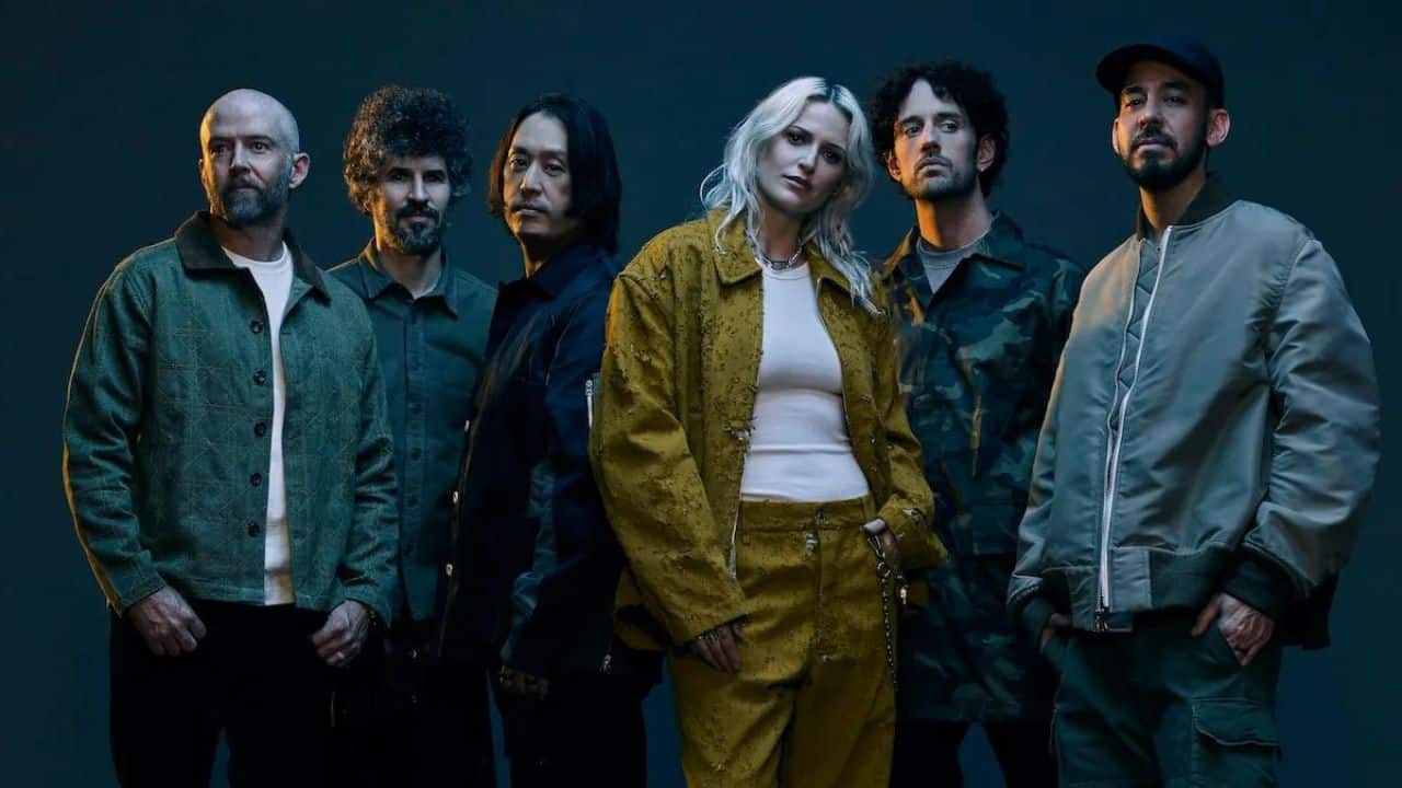 Členovia kapely Linkin Park vrátane novej speváčky Emily Armstrong zo skupiny Dead Sara, oblečení v modernom štýle, pripravení na svoje nadchádzajúce turné.