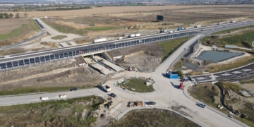 Letecký pohľad na diaľničnú križovatku Triblavina a diaľnicu D1 so zreteľnými stavebnými prácami a pripojovacími cestami.