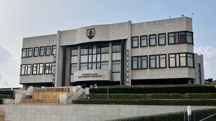 Budova Národnej rady Slovenskej republiky v Bratislave, symbol slovenskej štátnosti a legislatívy, s vyobrazením štátneho znaku na fasáde.