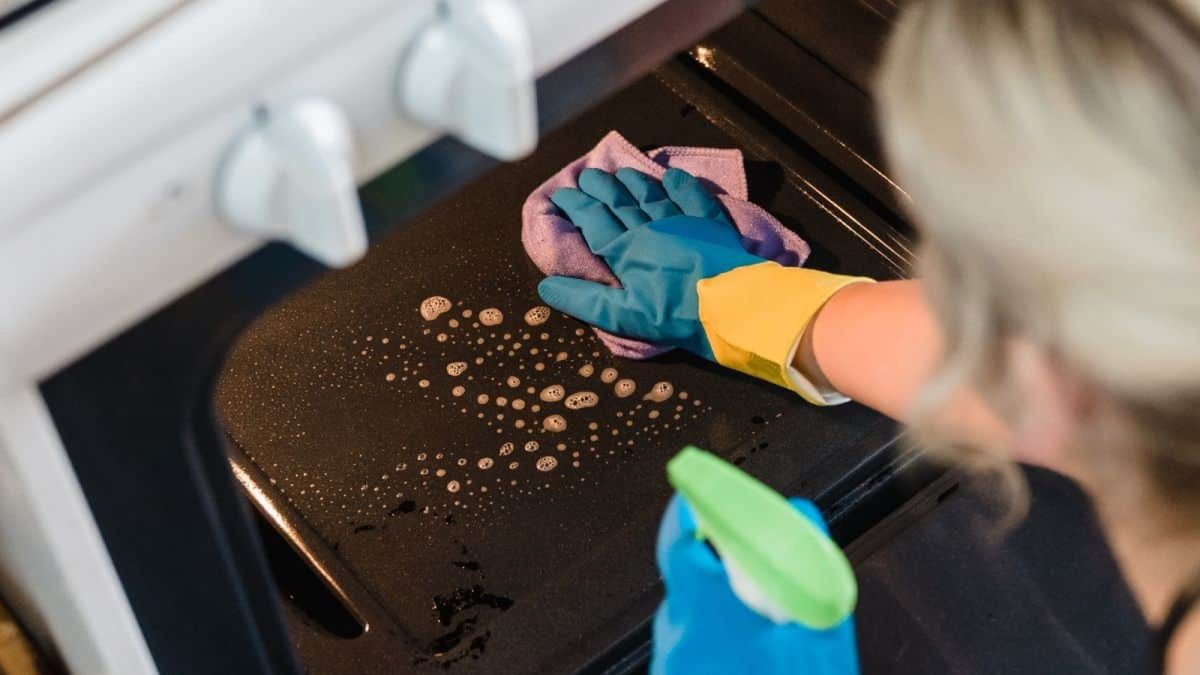 Ako vyčistiť rúru s tabletou do umývačky: Jednoduché a účinné riešenie