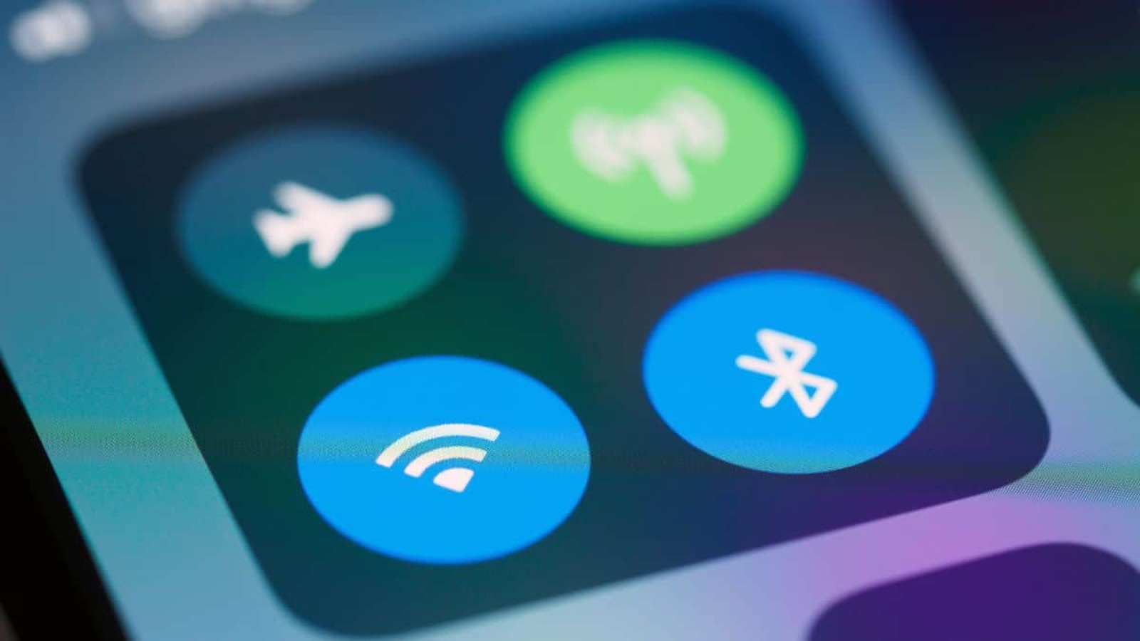 Detail ovládacieho panela smartfónu s ikonami Wi-Fi, Bluetooth, režimu lietadla a mobilných dát.