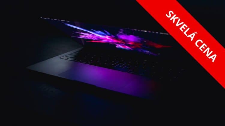 Štýlový Apple MacBook Air 15 M3 v tmavom prevedení s osvetleným displejom.