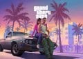 Dvaja mladí ľudia pózujú pred klasickým americkým automobilom na slnečnom pozadí s palmami a modernými budovami, v štýle inšpirovanom Grand Theft Auto.