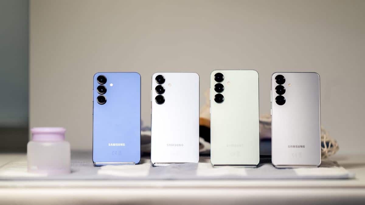 Štyri modely Samsung Galaxy S25 zoradené na stole.