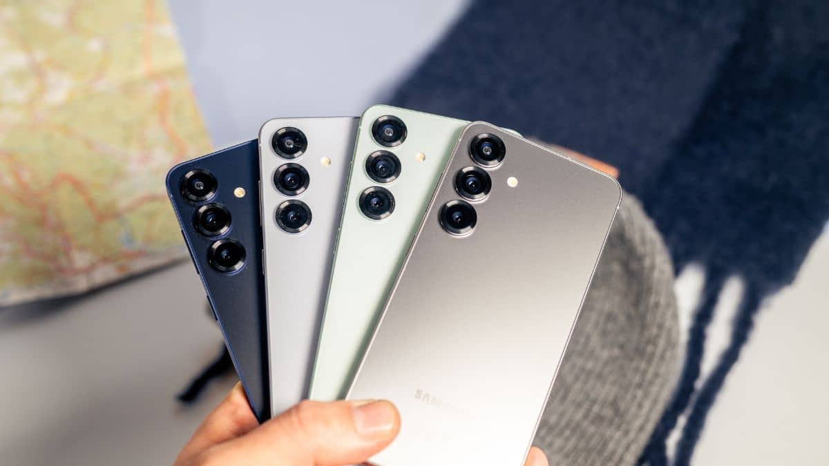 Modely Galaxy S25 vo viacerých farebných verziách držiace v ruke.