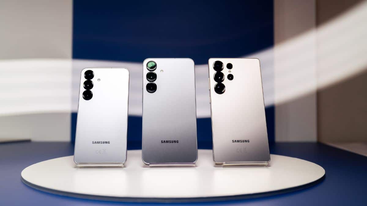 Modely Samsung Galaxy S25, S25+ a S25 Ultra na výstavnej ploche.