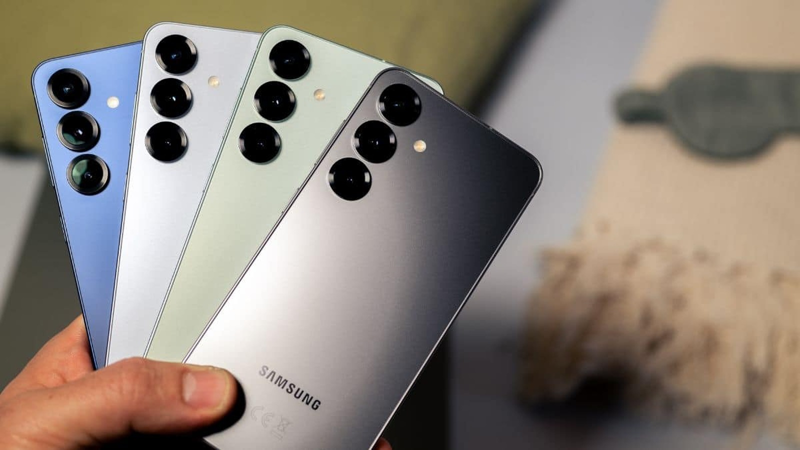 Rôzne farebné modely Samsung Galaxy S25 v ruke používateľa.