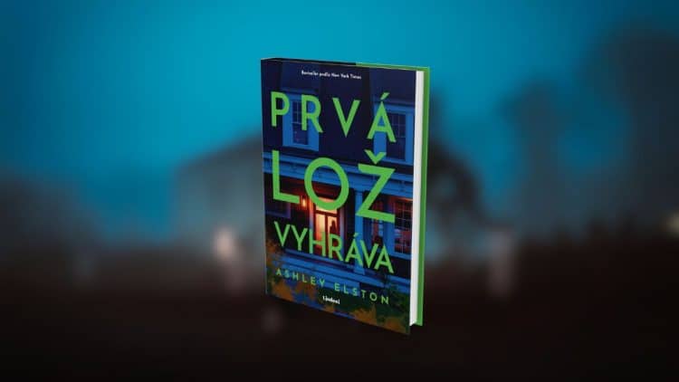 Obálka knihy „Prvá lož vyhráva“ od Ashley Elston s moderným dizajnom, na ktorom je nočný pohľad na dom s osvetleným oknom.