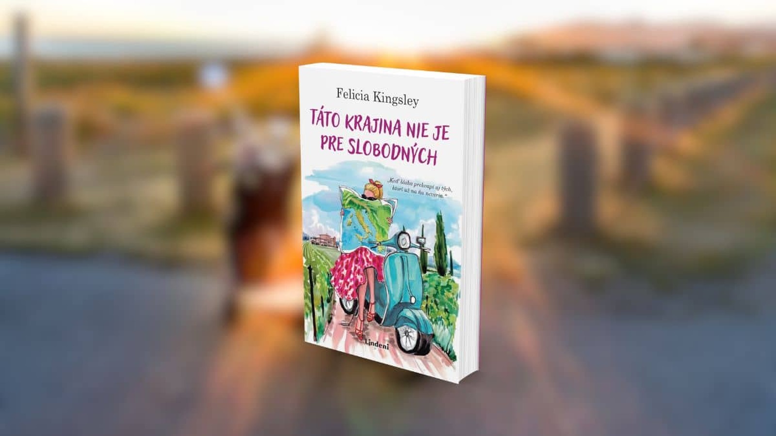 Obálka knihy „Táto krajina nie je pre slobodných“ od Felicie Kingsley, zobrazujúca ženu s mapou na skútri v toskánskej krajine s vinicami v pozadí.