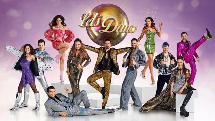 Súťažiaci desiatej série tanečnej šou Let’s Dance pózujú v elegantných a trblietavých kostýmoch pred veľkou zlatou disco guľou s logom Let’s Dance. Každý z nich vyžaruje energiu a radosť z tanca.