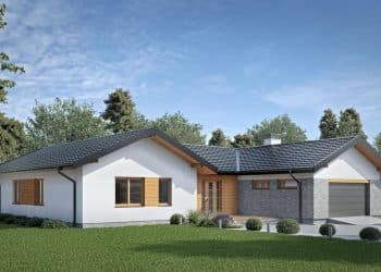 Moderný bungalov s plechovou strechou, kombináciou bielej omietky, dreveného obkladu a sivých tehál, s upravenou záhradou.