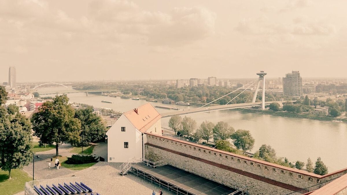 História ožíva: YouTuber vdýchol nový život historickým fotografiám Bratislavy
