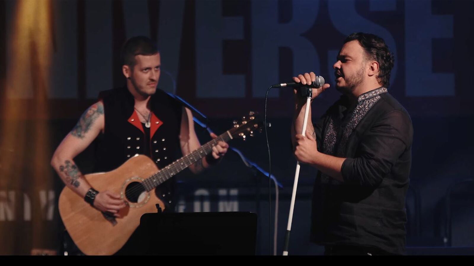 Filip Jánošík hrá na akustickú gitaru a Malý Cynik spieva na pódiu počas koncertu Protest-songy za Slovensko.