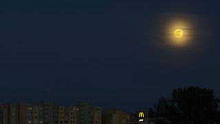 Ružový mesiac očaril Slovensko: Magická nočná obloha prilákala zvedavé pohľady