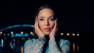 Lampy od Suzie znovu rozžiarili odkaz legendárnej skladby jej otca
