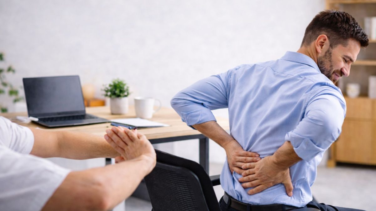 Máte sedavé zamestnanie Tieto fyzioterapeutické triky vám zachránia chrbát priamo v kancelárii