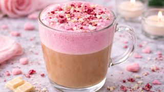 Valentínske latte s ružovou penou nápoj ako zo Starbucksu