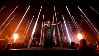 Music of James Bond v Bratislave očaril vypredané A4 Studio. Schindlerová a Valovič priniesli veľkolepú show plnú emócií