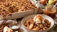 Jablkový crumble s miso karamelom a vanilkovou zmrzlinou