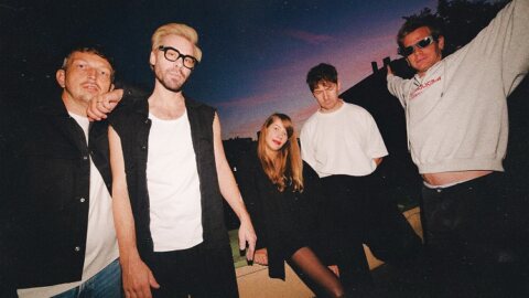 Členovia Bad Karma Boy na spoločnej fotografii pod večernou oblohou